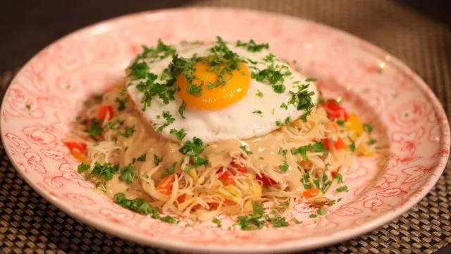 Kineski rezanci sa tahini sosom i prženim jajima