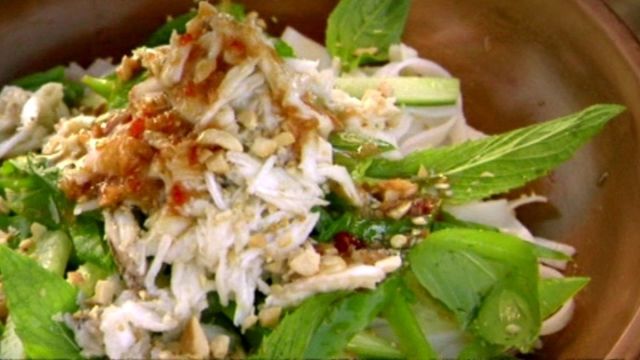 Pikantna salata s pirinčanim rezancima