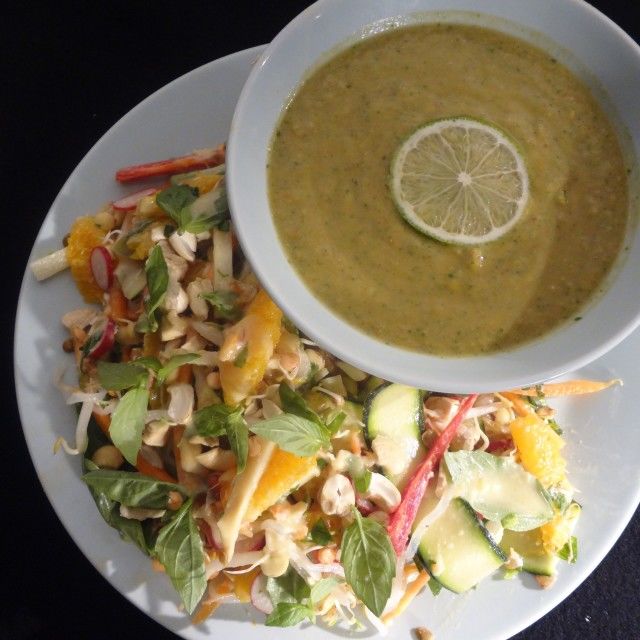 „Pad taj” salata sa „sunčanom supom”