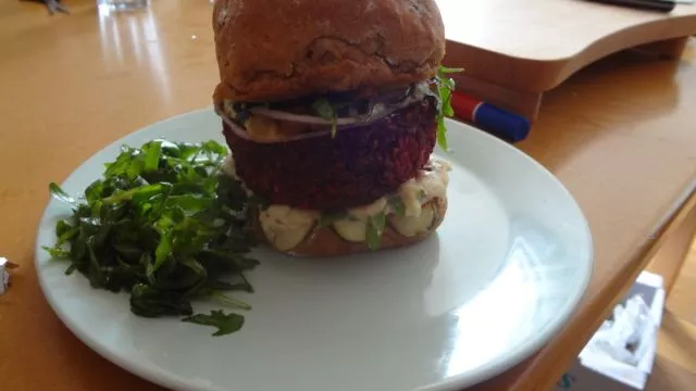 Hamburger s repom, „stiltonom” i pireom od pasulja