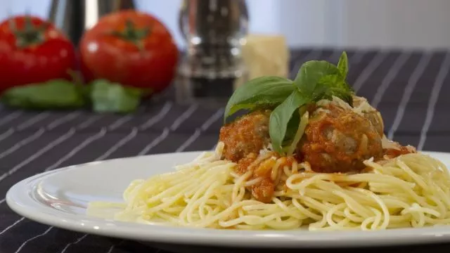 Špageti sa ćuftama i sosom od paradajza