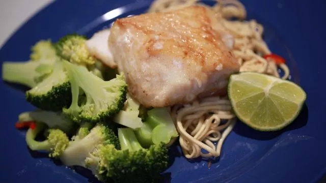 Riba na azijski način sa salatom od brokolija