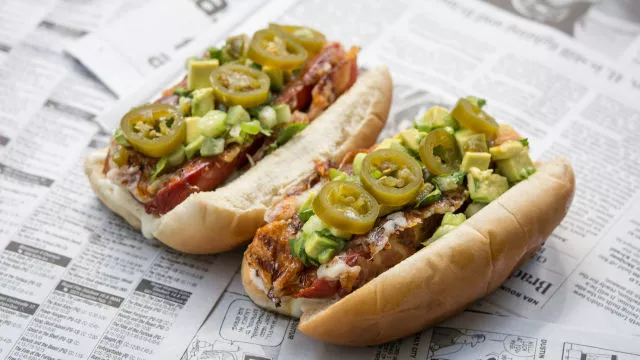 Hot-dog viršle sa slaninom, sirom i prelivom od avokada