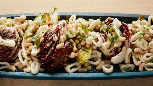 Salata od grilovanih lignji, crvenog kupusa i endivije