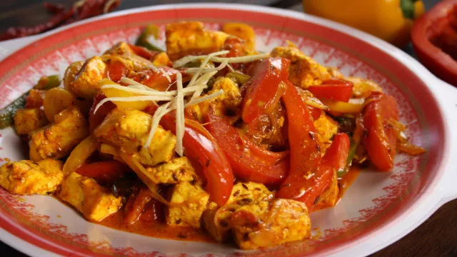 Vegetarijanski kari s indijskim sirom, paradajzom i paprikama (PANEER JALFREZI)