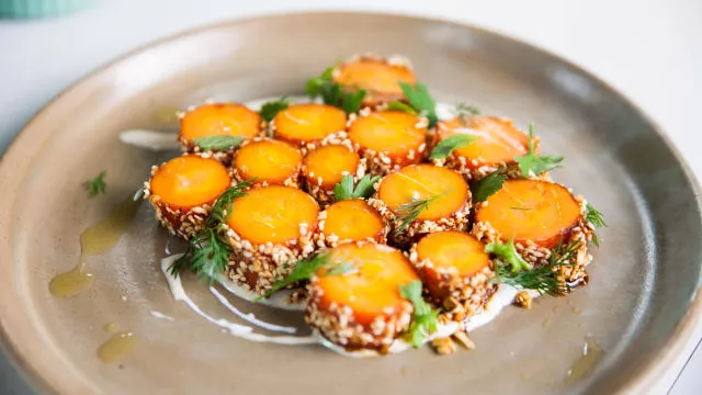 Šargarepe s glazurom od rogača i pečenim lešnicima