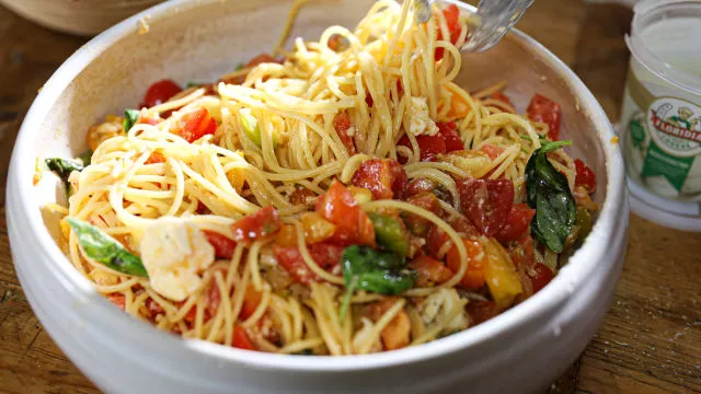 Špagete sa sosom od sirovog paradajza