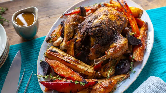 Aromatična bliskoistočna piletina sa pečenim korenastim povrćem